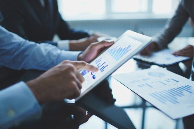 diritto-di-prelazione-project-financing grafici su tablet durante riunione di lavoro